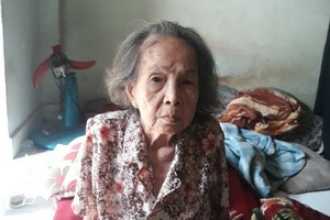 黃秋香老大娘目前仍未能行動。