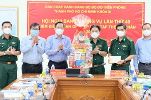 市人委會主席潘文邁（左三）向市邊防部隊幹部和戰士們拜年並贈送禮物。（圖：文明）