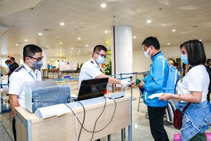我國各國際和國內機場嚴格做好防疫工作。（圖：越通社）