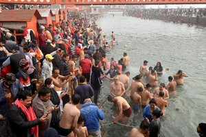 印度教信徒深信神聖的河水會洗清他們的罪過。（圖：路透社）