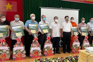 民族委員會副主任黎山海副部長(右四)向諸位少數民族同胞贈送新年禮物。