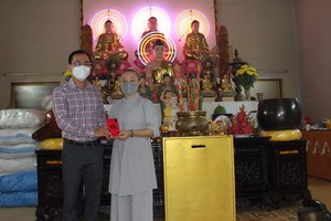 萬盛發集團代表胡永年向精舍代表轉交老年人膳食費。