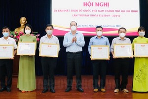 市委副書記阮胡海（中）向取得優異成績的各集體單位頒發獎狀。（圖：市黨部新聞網）