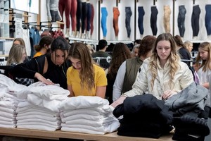 美國去年12月消費者物價指數（CPI）較一年前勁揚7%，創下近40年來最大增幅。服飾和二手車等價格大漲，是帶動通膨勁揚的主因。（圖：路透社）