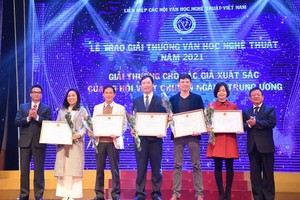 72 作品獲文學藝術獎項