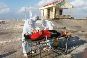 在海上作業中受傷的漁民獲送至雙子西島小型醫院施救。（圖：越通社）