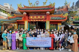 第五郡婦女、老撾、柬埔寨大學生在溫陵會館前合影。