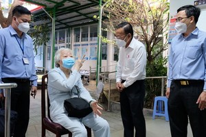 市委常務處委員、市委民運處主任阮友協向民眾噓寒問暖。