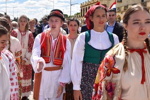 克羅地亞民眾在街上遊行。（圖：互聯網）