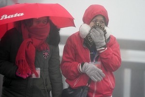 河內市民外出都披上了厚厚的外套。（圖：PV）