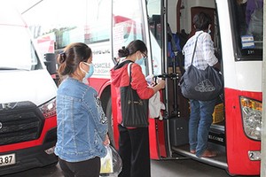 乘客上車回鄉過年。（圖：垂楊）