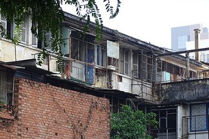 圖為位於第一郡二徵女王街128號的舊公寓準備拆除重建。（圖：何安）