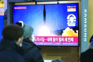 1月14日在首爾火車站， 市民們正在觀看有關朝鮮射彈的新聞節目。（圖：互聯網）