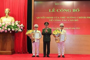 公安部長蘇霖大將（中）與兩名新任公安部副部長在頒授《決定》儀式上合影。（圖：越通社）