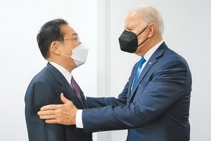 美國總統拜登（右）與日本首相岸田文雄（左）將於21日舉行線上峰會。圖為兩人去年11月在聯合國氣候變化大會上會晤。（圖：日本國首相官邸官網）