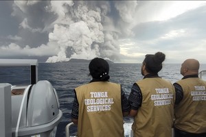 當地時間2022年1月13日，南太平洋島國湯加一座海底火山噴發。（圖：DPA）