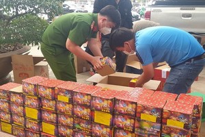 職能力量查獲的非法運送鞭炮。（圖：黃北）