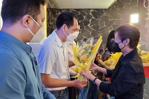 第五郡商會會長蘇慧蘭送花祝賀新會員。