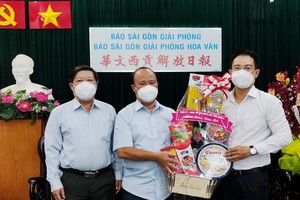 第八郡郡委向本報拜年