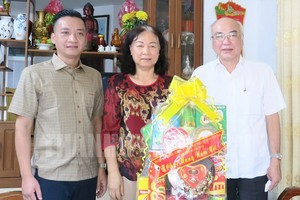 市委宣教處主任潘阮如奎（右）探望原南部西區指委會副主任林志越家庭並贈送春節禮物。（圖：市黨部新聞網）