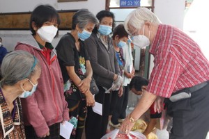 義安會館會長陳裕向貧困者贈送歲暮濟貧禮物。