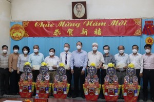 市委副書記阮胡海向穗城、義安、二府、海南、崇正、溫陵會館理事長們贈送賀年禮物。