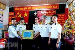 海軍第二區司令部二號工作團向DK1/10瞭望台幹部和戰士贈送禮物。（圖：越通社）