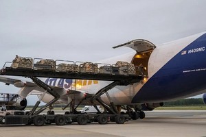 美軍將援助烏克蘭的軍事裝備，裝入747貨機。 （圖：DVIDS）