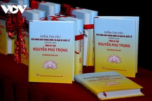 《越南人民和國際友人對阮富仲總書記的信任與愛戴》一書。（圖：VOV）