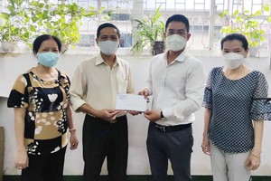 文忠孝編委(右二)向將來學校校委轉贈善款三千萬元。