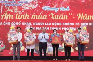 國家主席阮春福向守德市工人贈送春節禮物。（圖：緣潘）