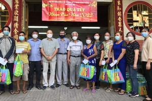 培德精舍給地方貧戶派發迎春禮品。