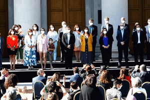 當地時間1月21日，智利當選總統博里奇同其公佈的新一屆政府閣員與公眾見面。（圖：智利《信使報》網站）