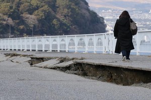 當地時間1月22日，日本九州地區發生6.6級地震，大分縣、宮崎縣震感強烈，部分地區房屋受損，有道路出現大裂縫，多處水管爆裂。（圖：互聯網）