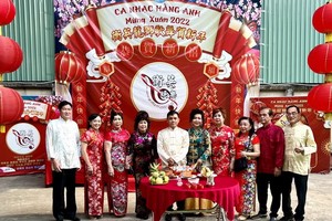 人民藝人徐梓衡（左五）與唱家班成員留影。