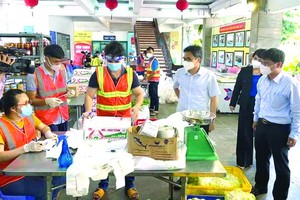 政府副總理武德膽（右三）與第五郡文化中心工作人員交談。