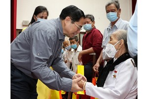 政府總理向芹苴市幹部人民武裝力量賀年