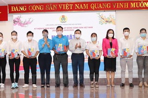 市勞動聯團主席陳氏妙翠（左四）向工人黨員模範贈送禮物。（圖：市黨部新聞網）