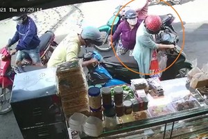 監控視頻顯示，P.H.T被一夥人分散注意力以盜竊財物。 