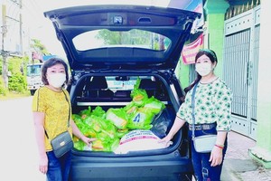 梁柳嬋（右）與家人往老人院贈送禮物前留影。