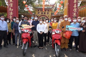 龍華寺派發 1400 份歲暮濟貧禮物