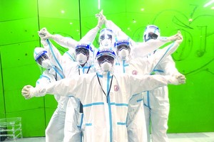 陳志威（前排中）與抗疫人員合影。