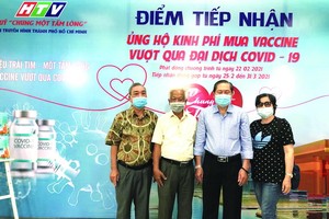 2021年2月，賴遠東（右二）、曾碧湄（右一）和培德精舍護法會代表率先響應市電視台號召，捐款支持新冠肺炎疫苗基金。