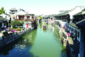 遊客乘坐搖櫓船參觀水閣。