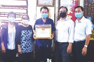 第十一郡高齡人會代表團向茶山慶雲南院住持周華邦頒發獎狀。