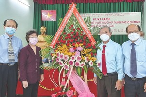 市各民族文學藝術協會領導送花祝賀華人文學藝術輔助會成功舉行第七屆大會。