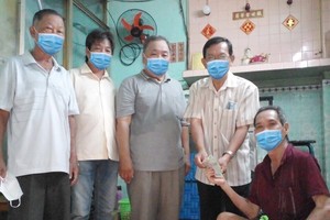 蘇氏宗祠副理事長蘇鉅成(右二)代表宗祠向蘇俊全轉交500萬元生活費。