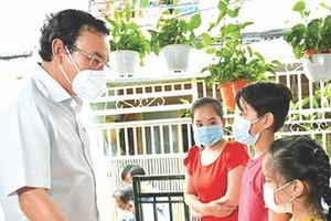 市委書記阮文年探望家住第八郡的新冠孤兒 。（越勇攝）