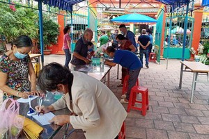 善信在溫陵會館(觀音廟)作健康申報。