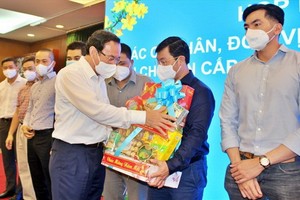 市委書記阮文年向抗疫一線力量贈送禮物。（圖：英秀）